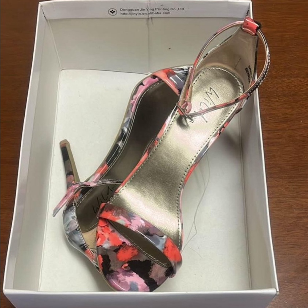 Wild pair sandals brand new size 8